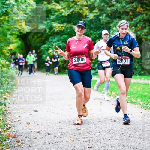 12.10.2025 - Bramfelder Halbmarathon 2025 Dr. Thomas Lammeyer http://msf.ph/oto/9358001 12.10.2025 11:02:53 Laufen 2600, 2887, 2601 meine-sportfotos.de