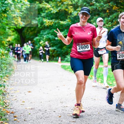 12.10.2025 - Bramfelder Halbmarathon 2025 Dr. Thomas Lammeyer http://msf.ph/oto/9358005 12.10.2025 11:02:53 Laufen 2600, 2887, 2601 meine-sportfotos.de