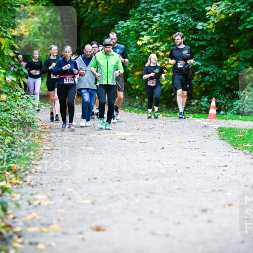 12.10.2025 - Bramfelder Halbmarathon 2025 Dr. Thomas Lammeyer http://msf.ph/oto/9358010 12.10.2025 11:02:55 Laufen 815, 2189, 2048 meine-sportfotos.de