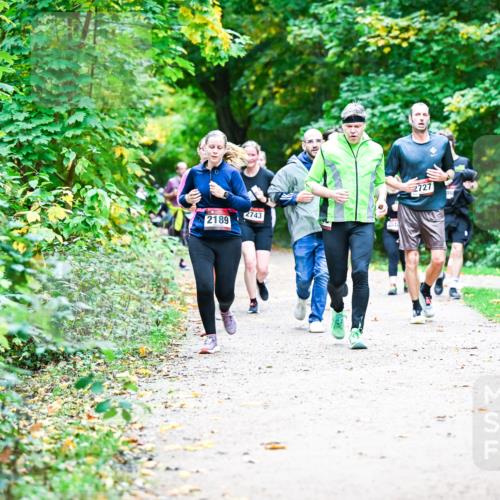 12.10.2025 - Bramfelder Halbmarathon 2025 Dr. Thomas Lammeyer http://msf.ph/oto/9358040 12.10.2025 11:02:59 Laufen 2189, 2743, 2727 meine-sportfotos.de