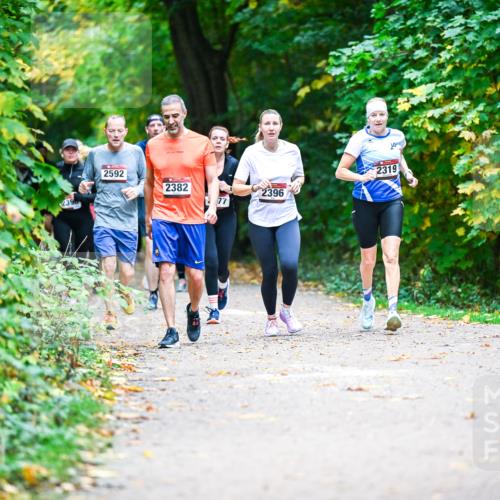 12.10.2025 - Bramfelder Halbmarathon 2025 Dr. Thomas Lammeyer http://msf.ph/oto/9358147 12.10.2025 11:03:23 Laufen 2592, 2319, 2382, 2396, 77 meine-sportfotos.de