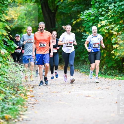 12.10.2025 - Bramfelder Halbmarathon 2025 Dr. Thomas Lammeyer http://msf.ph/oto/9358148 12.10.2025 11:03:23 Laufen 2398, 2592, 2382, 577, 2396, 2319 meine-sportfotos.de