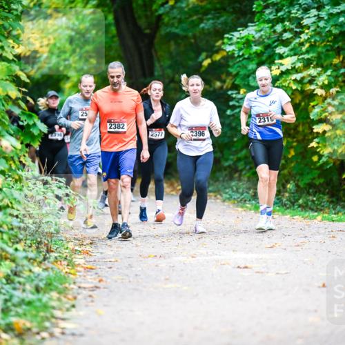 12.10.2025 - Bramfelder Halbmarathon 2025 Dr. Thomas Lammeyer http://msf.ph/oto/9358149 12.10.2025 11:03:23 Laufen 2398, 25, 2382, 2577, 2396, 2319 meine-sportfotos.de
