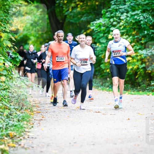 12.10.2025 - Bramfelder Halbmarathon 2025 Dr. Thomas Lammeyer http://msf.ph/oto/9358164 12.10.2025 11:03:26 Laufen 2382, 2396, 2319 meine-sportfotos.de