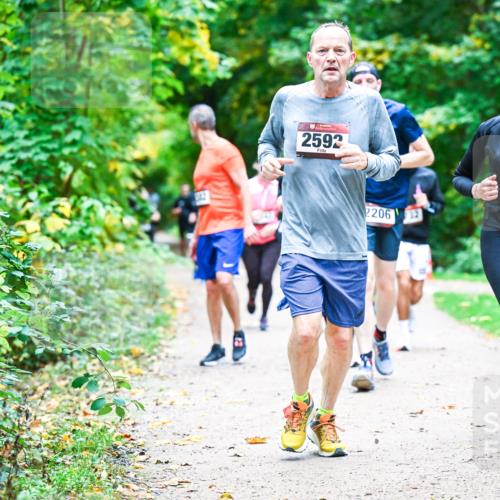 12.10.2025 - Bramfelder Halbmarathon 2025 Dr. Thomas Lammeyer http://msf.ph/oto/9358204 12.10.2025 11:03:34 Laufen 2592, 2206, 2577 meine-sportfotos.de