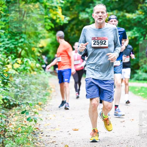 12.10.2025 - Bramfelder Halbmarathon 2025 Dr. Thomas Lammeyer http://msf.ph/oto/9358206 12.10.2025 11:03:34 Laufen 2592, 2577 meine-sportfotos.de