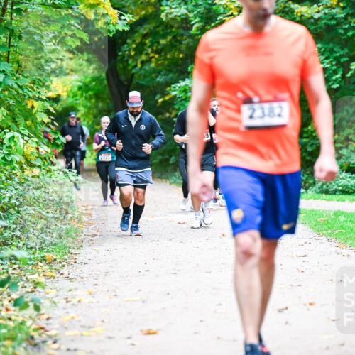 12.10.2025 - Bramfelder Halbmarathon 2025 Dr. Thomas Lammeyer http://msf.ph/oto/9358216 12.10.2025 11:03:39 Laufen 2725, 9, 2382, 2342 meine-sportfotos.de