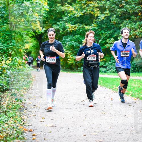 12.10.2025 - Bramfelder Halbmarathon 2025 Dr. Thomas Lammeyer http://msf.ph/oto/9358508 12.10.2025 11:04:32 Laufen 2390, 2699, 2305, 28 meine-sportfotos.de