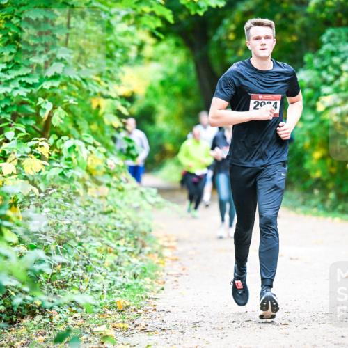 12.10.2025 - Bramfelder Halbmarathon 2025 Dr. Thomas Lammeyer http://msf.ph/oto/9358709 12.10.2025 11:05:22 Laufen 2004 meine-sportfotos.de