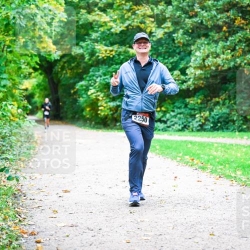 12.10.2025 - Bramfelder Halbmarathon 2025 Dr. Thomas Lammeyer http://msf.ph/oto/9358816 12.10.2025 11:05:41 Laufen 2250 meine-sportfotos.de