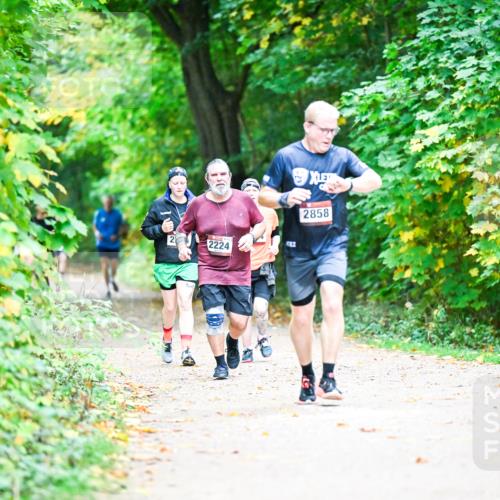 12.10.2025 - Bramfelder Halbmarathon 2025 Dr. Thomas Lammeyer http://msf.ph/oto/9359071 12.10.2025 11:06:39 Laufen 233, 2858, 2224 meine-sportfotos.de