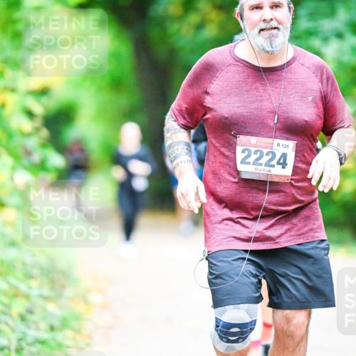 12.10.2025 - Bramfelder Halbmarathon 2025 Dr. Thomas Lammeyer http://msf.ph/oto/9359088 12.10.2025 11:06:48 Laufen 121, 2224, 2364 meine-sportfotos.de