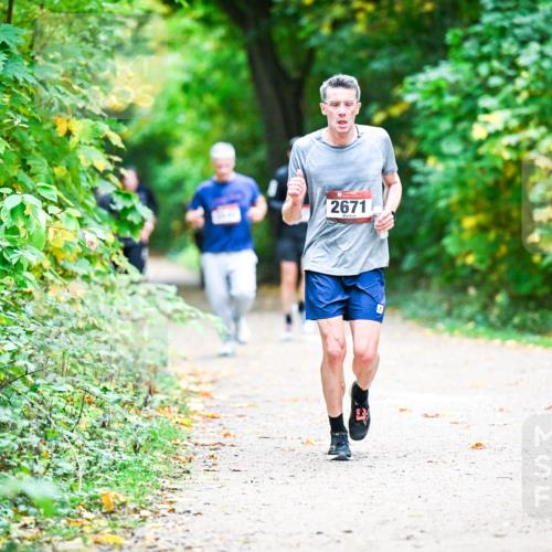 12.10.2025 - Bramfelder Halbmarathon 2025 Dr. Thomas Lammeyer http://msf.ph/oto/9359402 12.10.2025 11:08:04 Laufen 2671 meine-sportfotos.de