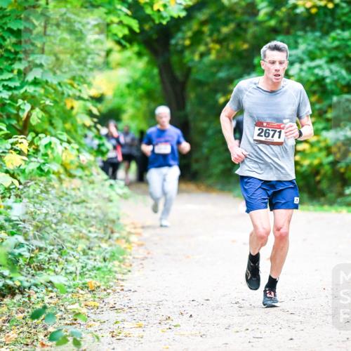 12.10.2025 - Bramfelder Halbmarathon 2025 Dr. Thomas Lammeyer http://msf.ph/oto/9359416 12.10.2025 11:08:05 Laufen 2671 meine-sportfotos.de