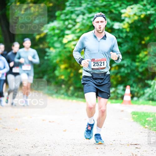 12.10.2025 - Bramfelder Halbmarathon 2025 Dr. Thomas Lammeyer http://msf.ph/oto/9359511 12.10.2025 11:08:31 Laufen 2521 meine-sportfotos.de