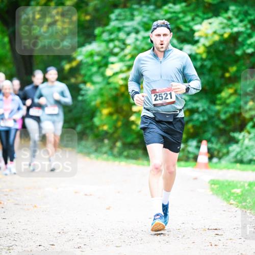 12.10.2025 - Bramfelder Halbmarathon 2025 Dr. Thomas Lammeyer http://msf.ph/oto/9359512 12.10.2025 11:08:32 Laufen 2521 meine-sportfotos.de