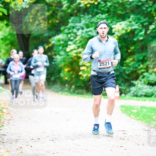 12.10.2025 - Bramfelder Halbmarathon 2025 Dr. Thomas Lammeyer http://msf.ph/oto/9359514 12.10.2025 11:08:32 Laufen 2521 meine-sportfotos.de