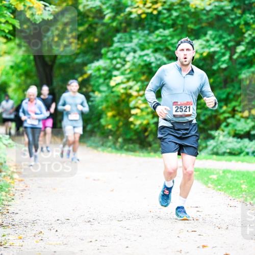 12.10.2025 - Bramfelder Halbmarathon 2025 Dr. Thomas Lammeyer http://msf.ph/oto/9359516 12.10.2025 11:08:32 Laufen 2521 meine-sportfotos.de