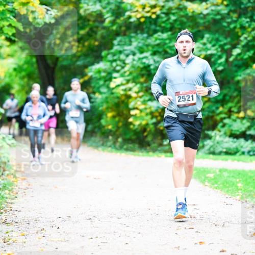 12.10.2025 - Bramfelder Halbmarathon 2025 Dr. Thomas Lammeyer http://msf.ph/oto/9359517 12.10.2025 11:08:32 Laufen 2521 meine-sportfotos.de