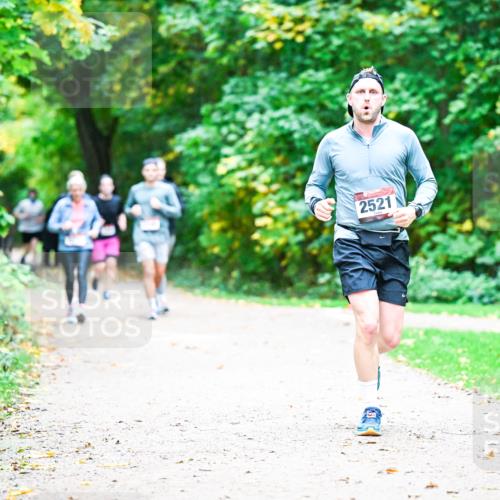 12.10.2025 - Bramfelder Halbmarathon 2025 Dr. Thomas Lammeyer http://msf.ph/oto/9359518 12.10.2025 11:08:32 Laufen 2521 meine-sportfotos.de