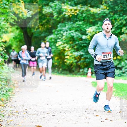 12.10.2025 - Bramfelder Halbmarathon 2025 Dr. Thomas Lammeyer http://msf.ph/oto/9359521 12.10.2025 11:08:33 Laufen 2521 meine-sportfotos.de