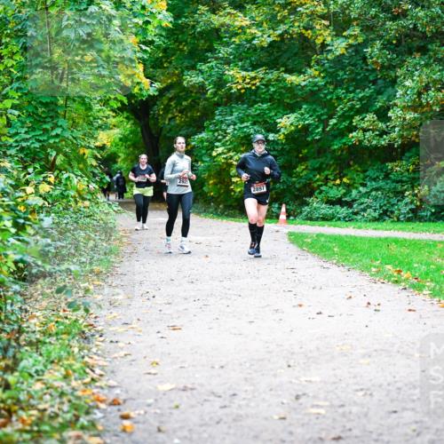 12.10.2025 - Bramfelder Halbmarathon 2025 Dr. Thomas Lammeyer http://msf.ph/oto/9359960 12.10.2025 11:10:05 Laufen 2300, 2921, 2897 meine-sportfotos.de