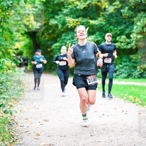 12.10.2025 - Bramfelder Halbmarathon 2025 Dr. Thomas Lammeyer http://msf.ph/oto/9360078 12.10.2025 11:10:30 Laufen 2589, 2587 meine-sportfotos.de