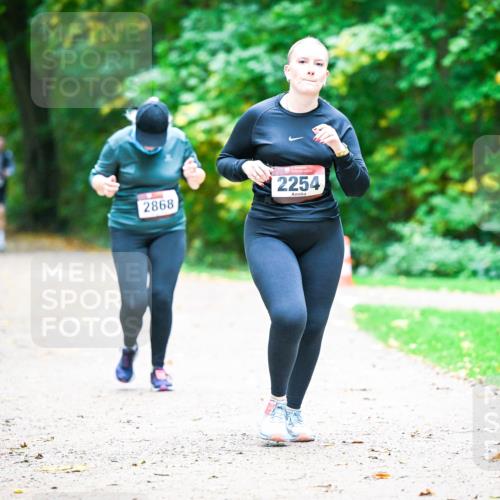 12.10.2025 - Bramfelder Halbmarathon 2025 Dr. Thomas Lammeyer http://msf.ph/oto/9360084 12.10.2025 11:10:33 Laufen 2868, 2254 meine-sportfotos.de