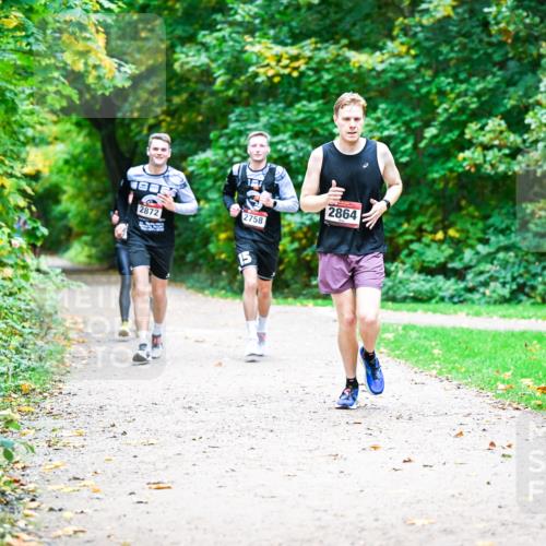 12.10.2025 - Bramfelder Halbmarathon 2025 Dr. Thomas Lammeyer http://msf.ph/oto/9360120 12.10.2025 11:10:43 Laufen 2872, 2758, 2864 meine-sportfotos.de