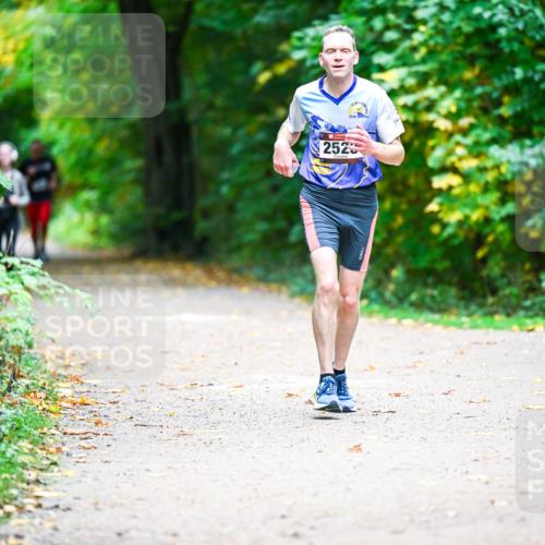 12.10.2025 - Bramfelder Halbmarathon 2025 Dr. Thomas Lammeyer http://msf.ph/oto/9360153 12.10.2025 11:10:57 Laufen 2525 meine-sportfotos.de