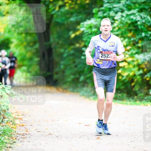 12.10.2025 - Bramfelder Halbmarathon 2025 Dr. Thomas Lammeyer http://msf.ph/oto/9360158 12.10.2025 11:10:58 Laufen 2010, 2523 meine-sportfotos.de