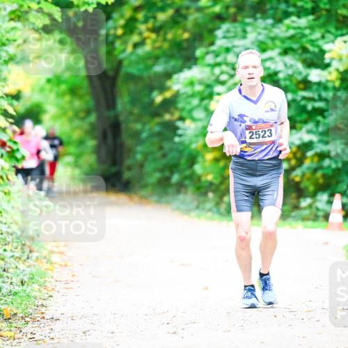 12.10.2025 - Bramfelder Halbmarathon 2025 Dr. Thomas Lammeyer http://msf.ph/oto/9360166 12.10.2025 11:10:59 Laufen 2523 meine-sportfotos.de