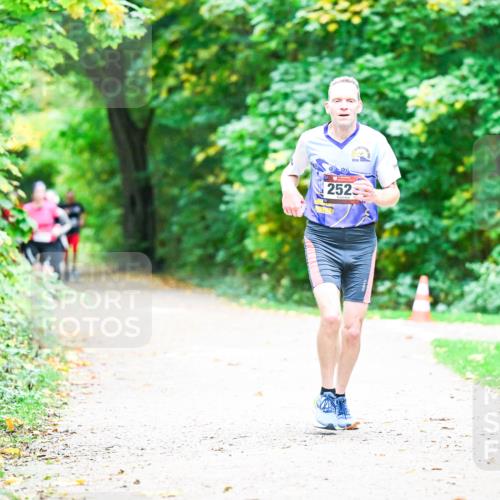 12.10.2025 - Bramfelder Halbmarathon 2025 Dr. Thomas Lammeyer http://msf.ph/oto/9360169 12.10.2025 11:11:00 Laufen 2523 meine-sportfotos.de