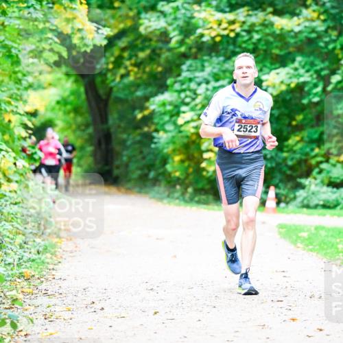 12.10.2025 - Bramfelder Halbmarathon 2025 Dr. Thomas Lammeyer http://msf.ph/oto/9360173 12.10.2025 11:11:00 Laufen 2523 meine-sportfotos.de