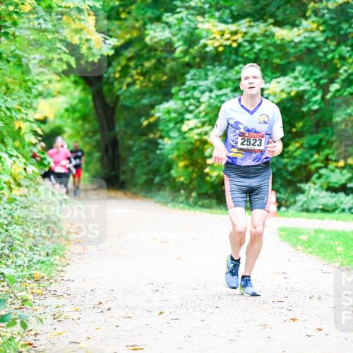 12.10.2025 - Bramfelder Halbmarathon 2025 Dr. Thomas Lammeyer http://msf.ph/oto/9360174 12.10.2025 11:11:00 Laufen 2523 meine-sportfotos.de