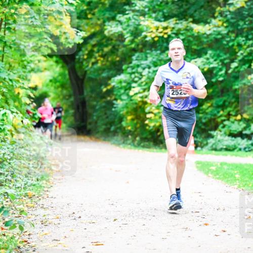 12.10.2025 - Bramfelder Halbmarathon 2025 Dr. Thomas Lammeyer http://msf.ph/oto/9360175 12.10.2025 11:11:00 Laufen 2523 meine-sportfotos.de