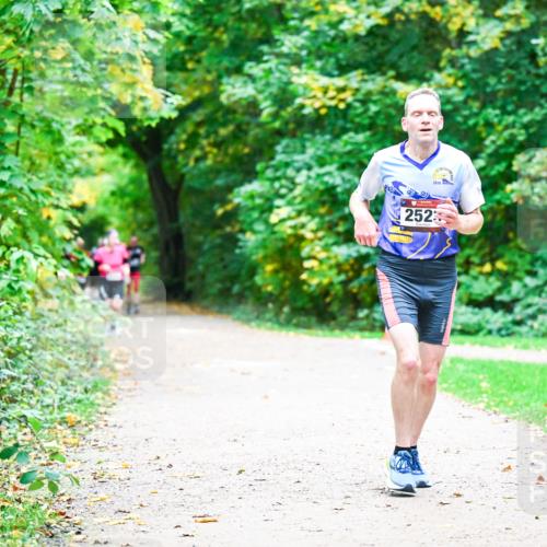 12.10.2025 - Bramfelder Halbmarathon 2025 Dr. Thomas Lammeyer http://msf.ph/oto/9360180 12.10.2025 11:11:01 Laufen 252, 2010 meine-sportfotos.de