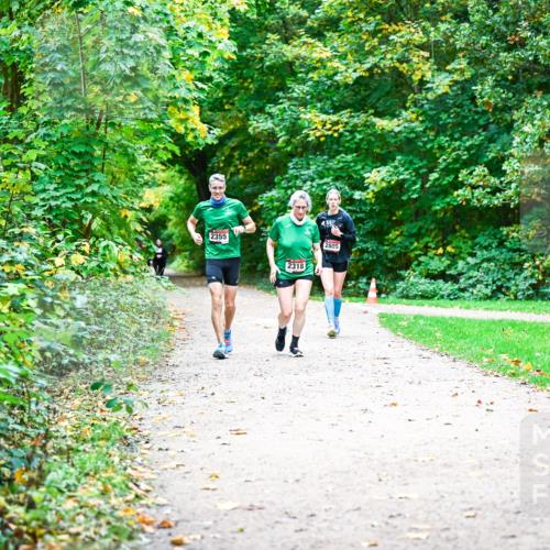 12.10.2025 - Bramfelder Halbmarathon 2025 Dr. Thomas Lammeyer http://msf.ph/oto/9360440 12.10.2025 11:12:21 Laufen 2355, 2318, 2809 meine-sportfotos.de