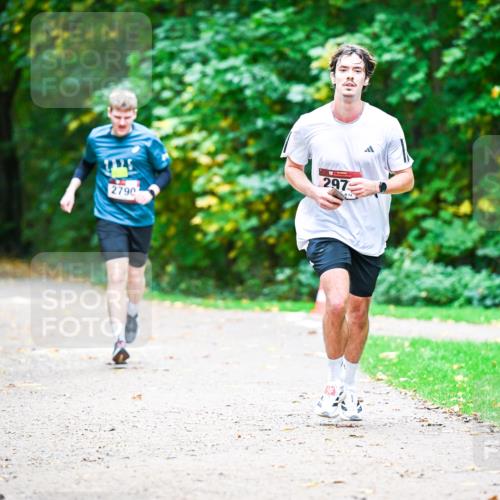 12.10.2025 - Bramfelder Halbmarathon 2025 Dr. Thomas Lammeyer http://msf.ph/oto/9360615 12.10.2025 11:13:11 Laufen 297, 2790 meine-sportfotos.de