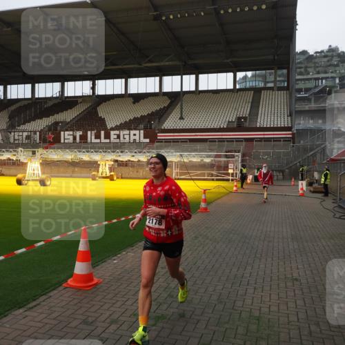 07.12.2025 - St. Pauli X-Mass-Run No. 15 Fabian Wolf http://msf.ph/oto/9360849 07.12.2025 09:51:43 Ziel 1117, 1893, 2178, 2494 meine-sportfotos.de