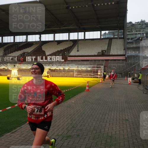 07.12.2025 - St. Pauli X-Mass-Run No. 15 Fabian Wolf http://msf.ph/oto/9360850 07.12.2025 09:51:43 Ziel 1117, 1893, 2178, 2494 meine-sportfotos.de