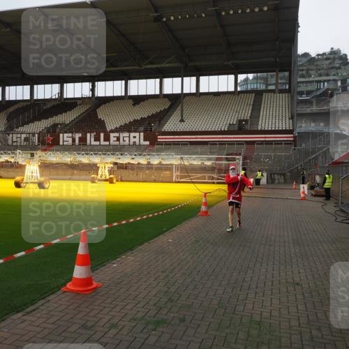 07.12.2025 - St. Pauli X-Mass-Run No. 15 Fabian Wolf http://msf.ph/oto/9360852 07.12.2025 09:51:48 Ziel 1117, 1893, 2178, 2494 meine-sportfotos.de