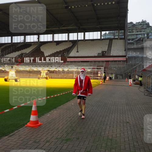 07.12.2025 - St. Pauli X-Mass-Run No. 15 Fabian Wolf http://msf.ph/oto/9360856 07.12.2025 09:51:50 Ziel 1117, 2178, 2494 meine-sportfotos.de