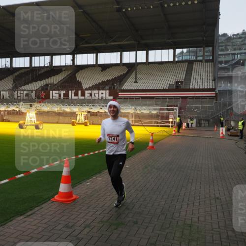 07.12.2025 - St. Pauli X-Mass-Run No. 15 Fabian Wolf http://msf.ph/oto/9360878 07.12.2025 09:52:49 Ziel 1241 meine-sportfotos.de