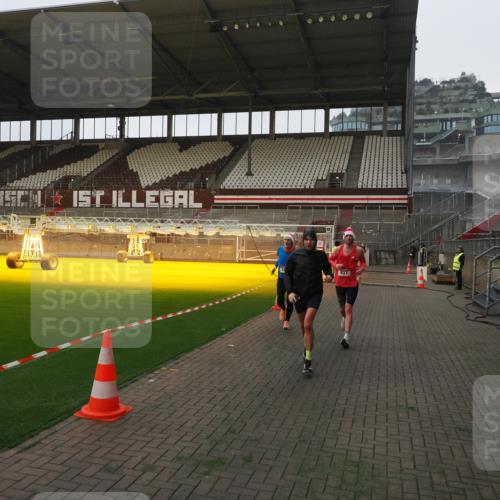 07.12.2025 - St. Pauli X-Mass-Run No. 15 Fabian Wolf http://msf.ph/oto/9360885 07.12.2025 09:52:59 Ziel 937, 1241, 1874 meine-sportfotos.de