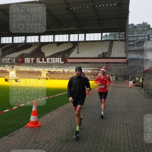 07.12.2025 - St. Pauli X-Mass-Run No. 15 Fabian Wolf http://msf.ph/oto/9360887 07.12.2025 09:53:00 Ziel 937, 1241, 1874 meine-sportfotos.de