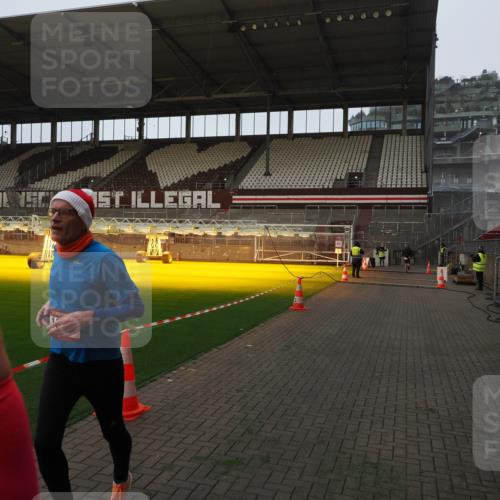 07.12.2025 - St. Pauli X-Mass-Run No. 15 Fabian Wolf http://msf.ph/oto/9360892 07.12.2025 09:53:02 Ziel 937, 1241, 1874 meine-sportfotos.de