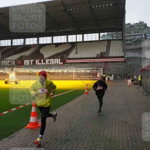07.12.2025 - St. Pauli X-Mass-Run No. 15 Fabian Wolf http://msf.ph/oto/9360907 07.12.2025 09:53:34 Ziel 96, 115, 3684 meine-sportfotos.de