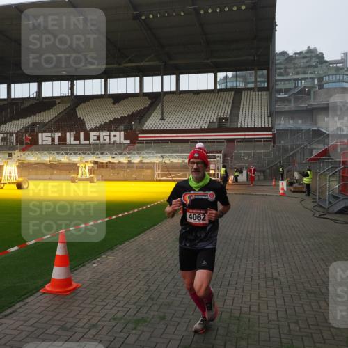 07.12.2025 - St. Pauli X-Mass-Run No. 15 Fabian Wolf http://msf.ph/oto/9360919 07.12.2025 09:53:48 Ziel 96, 115, 4050, 4061, 4062 meine-sportfotos.de