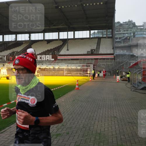 07.12.2025 - St. Pauli X-Mass-Run No. 15 Fabian Wolf http://msf.ph/oto/9360921 07.12.2025 09:53:49 Ziel 96, 115, 4050, 4061, 4062 meine-sportfotos.de